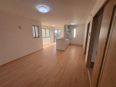 【居間・リビング】 | 八重瀬町新城Ⅲ（全5棟）ラストC号棟 | C号棟　LDK17.37帖♪リビング収納付き♪