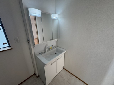 【独立洗面台】 | 八重瀬町新城Ⅲ（全5棟）ラストC号棟 | C号棟　三面鏡付き洗髪洗面化粧台♪