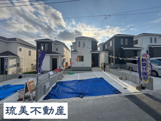 【外観】 | 八重瀬町新城Ⅲ（全5棟）ラストC号棟 | C号棟　並列駐車3台完備♪