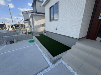 【庭】 | 八重瀬町新城Ⅲ（全5棟）ラストC号棟 | C号棟　お手入れしやすい人工芝♪