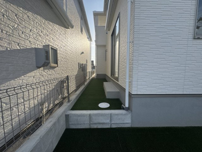 【庭】 | 八重瀬町新城Ⅲ（全5棟）ラストC号棟 | C号棟　お手入れしやすい人工芝♪