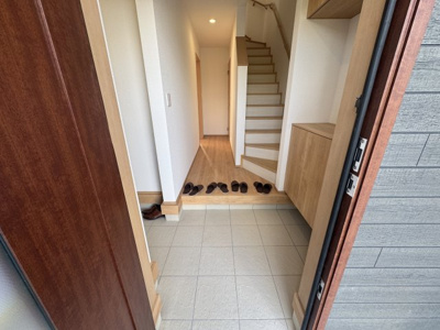 【玄関】 | 八重瀬町新城Ⅲ（全5棟）ラストC号棟 | C号棟　十分な収納付き玄関♪SIC付き♪