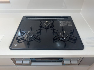 【キッチン】 | 八重瀬町新城Ⅲ（全5棟）ラストC号棟 | C号棟　三口コンロ♪