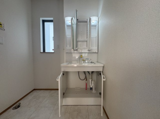 【独立洗面台】 | 八重瀬町新城Ⅲ（全5棟）ラストC号棟 | C号棟　三面鏡付き洗髪洗面化粧台♪