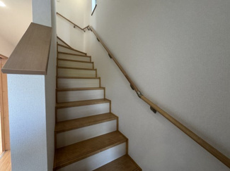 【内装】 | 八重瀬町新城Ⅲ（全5棟）ラストC号棟 | C号棟　手すり付き階段♪