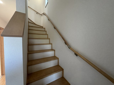 【内装】 | 八重瀬町新城Ⅲ（全5棟）ラストC号棟 | C号棟　手すり付き階段♪