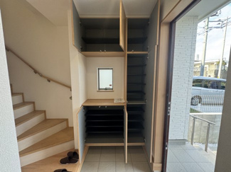 【玄関】 | 八重瀬町新城Ⅲ（全5棟）ラストC号棟 | C号棟　十分な収納付き玄関♪SIC付き♪