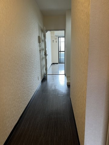 協栄マンションOYAMAの玄関