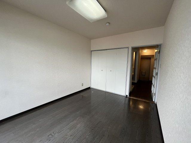 協栄マンションOYAMAの洋室