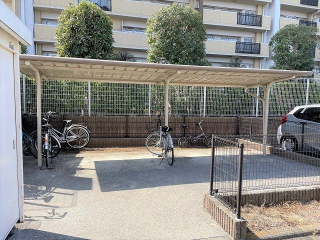 レオパレスオークトゥリーズのその他|屋根付き駐輪場