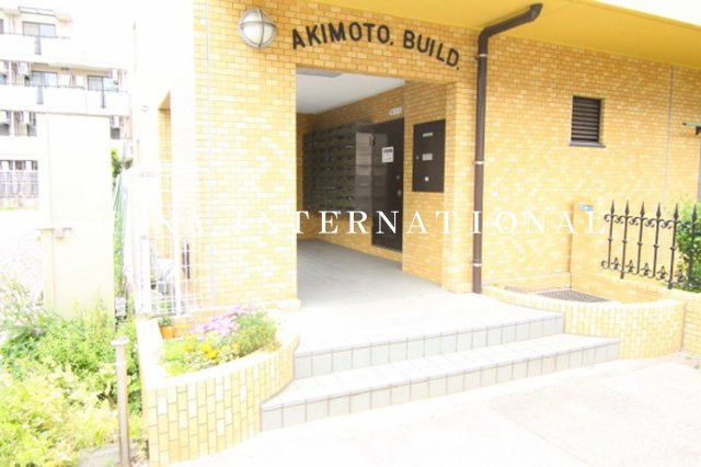 秋本ビルディングのエントランス|現況優先です