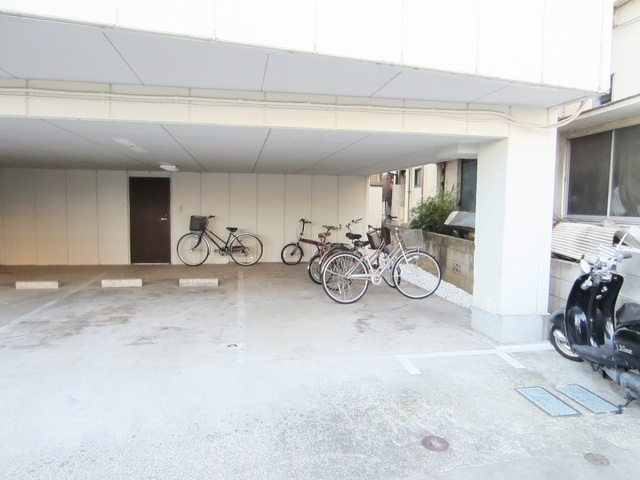 メゾンＮＥＡのその他共用部分|屋根付の駐輪スペース付きです。