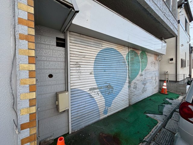 高洲ビルのエントランス|奥側面にはシャッターがあります