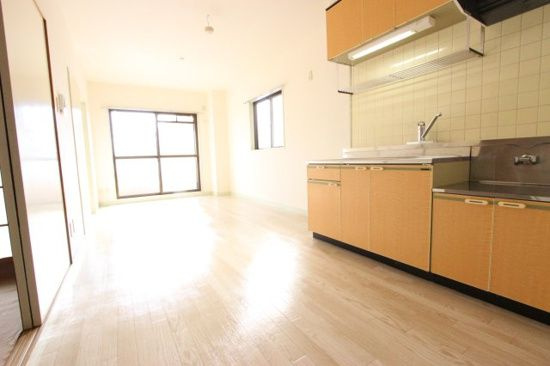 シャルダン三矢の居間・リビング|こちらの居間で趣味の時間をお楽しみください