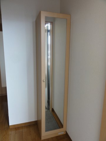 ラフォーレ２号館の玄関|姿見鏡付シューズＢＯＸ