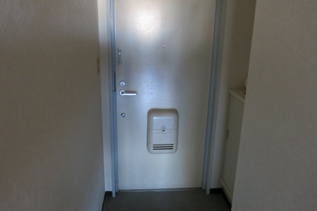 協栄マンションOYAMAの玄関