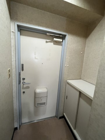 協栄マンションOYAMAの玄関
