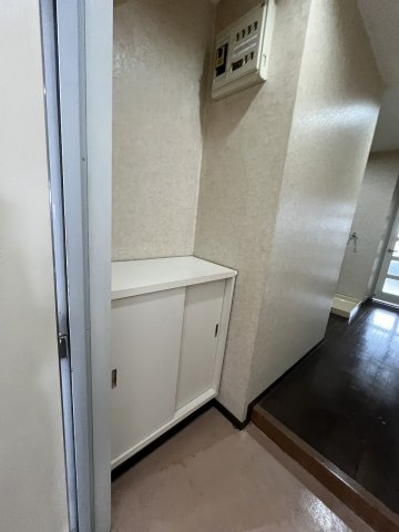 協栄マンションOYAMAの玄関