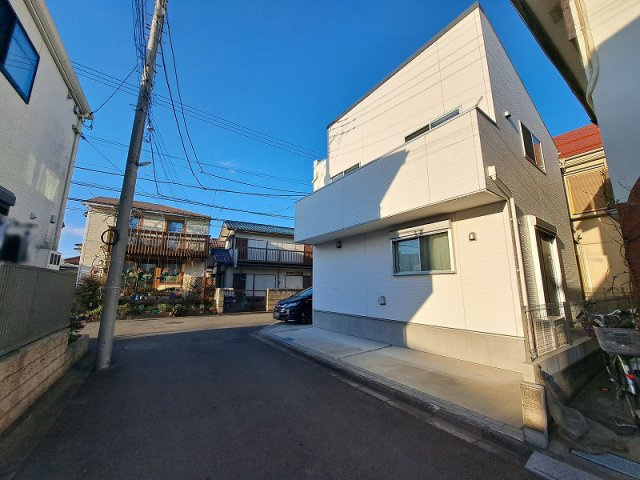 【前面道路含む現地写真】 | 西東京市下保谷1丁目　中古一戸建住宅　（保谷店） | 都心部へ好アクセス　豊かな住環境
