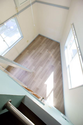 【内装】 | オレンジハウス白楽 | ロフトからの見下げです。
