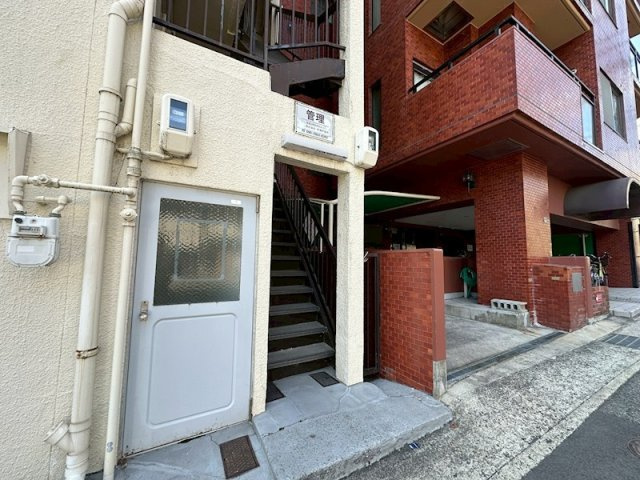 益本ビルのエントランス