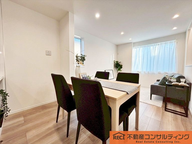 神戸市垂水区星陵台7丁目　新築戸建の居間・リビング|床暖房2箇所・浴室乾燥機など住宅設備も充実！