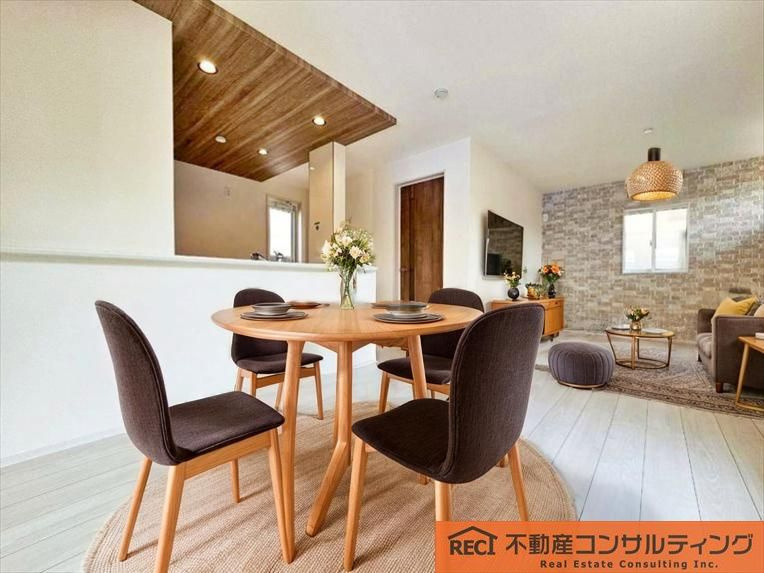 西宮市浜甲子園1丁目　新築戸建の居間・リビング|愛車も安心のインナーガレージです