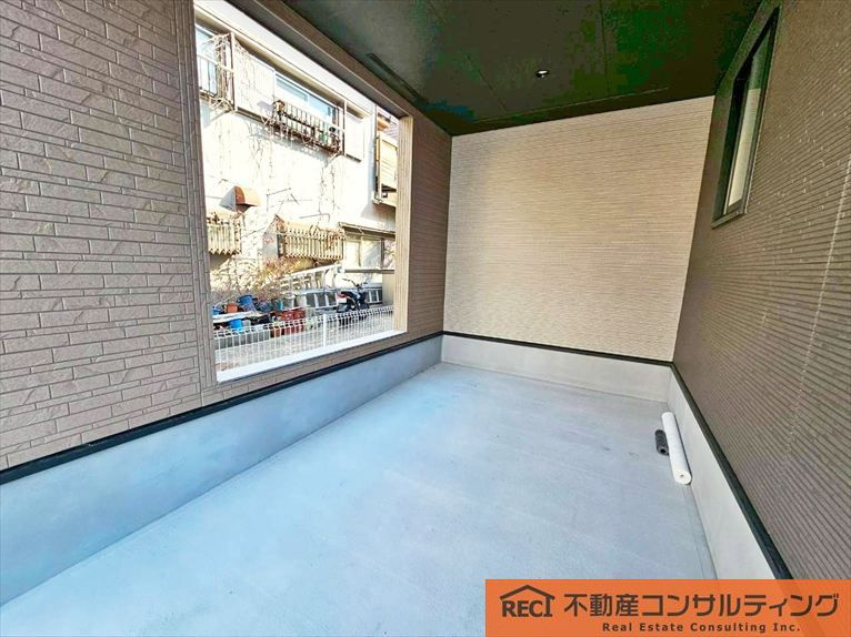 西宮市浜甲子園1丁目　新築戸建の駐車場