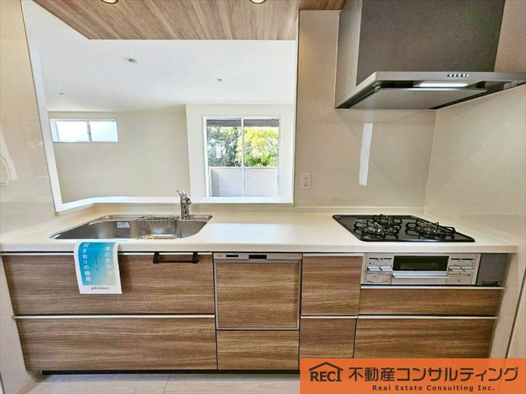 西宮市浜甲子園1丁目　新築戸建のキッチン|南北両面バルコニーで陽当たり・通風良好