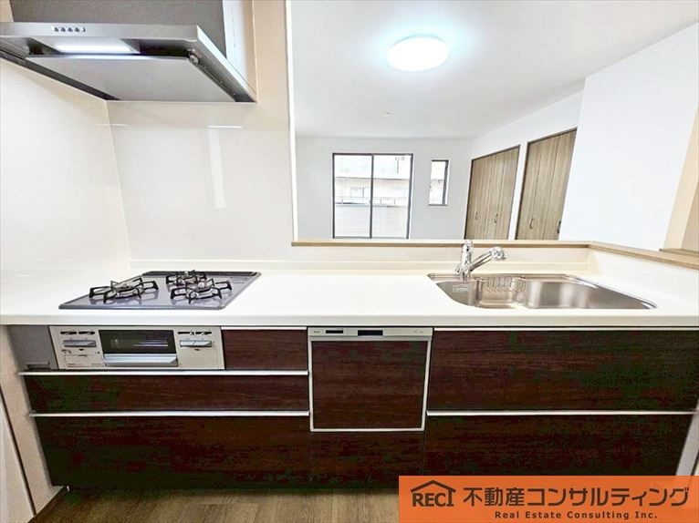 西宮市大社町　新築戸建　A号棟のキッチン|安心のリビング階段