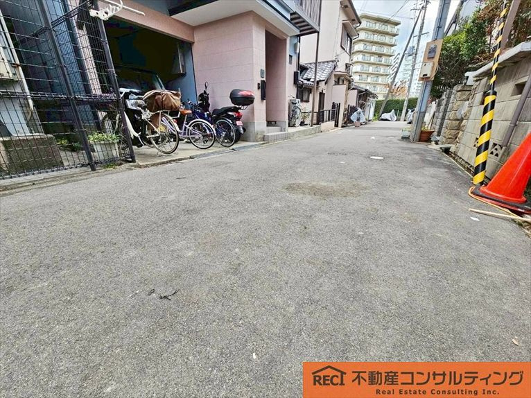 西宮市上田中町　新築戸建の周辺|リビング階段で家族の帰宅時も安心