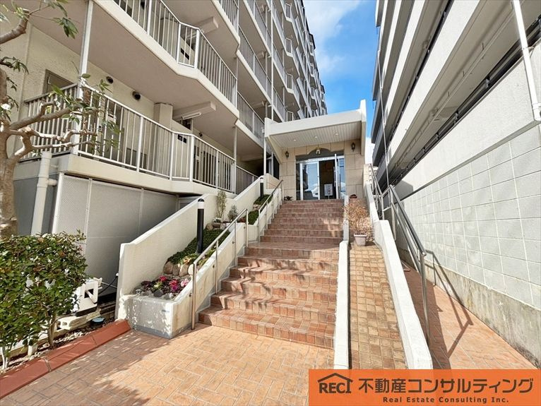 パレス東灘のエントランス|モダンでおしゃれなフルリノベーション物件