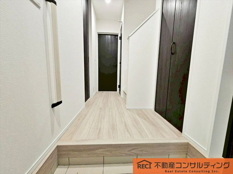 神戸市灘区高尾通1丁目　新築戸建　2号棟の玄関