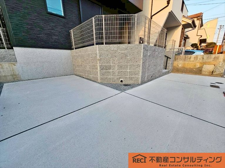神戸市灘区高尾通1丁目　新築戸建　2号棟の駐車場