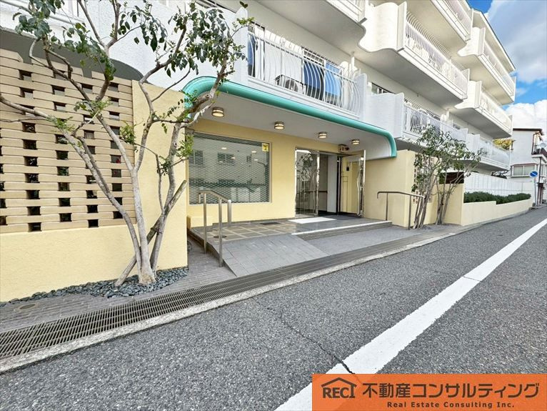 エステート岡本のエントランス