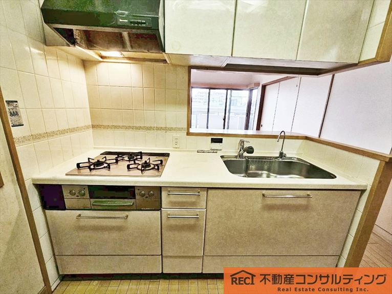 サンシャイン王子公園のキッチン|全室バルコニーに面した開放感のある室内