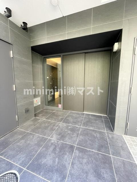 大阪市中央区北新町の賃貸マンションのエントランス