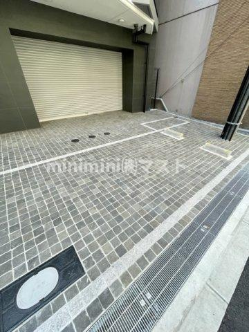大阪市中央区北新町の賃貸マンションの駐車場
