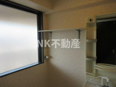 【洗面所】 | エイチ・ツー・オー新町Ⅱ（東花園賃貸） | 洗面所に棚があります