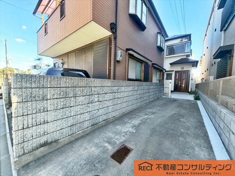 西宮市津門呉羽町　中古戸建の駐車場