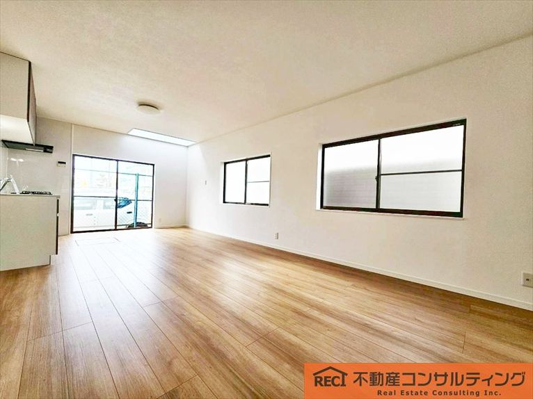 西宮市津門呉羽町　中古戸建の居間・リビング