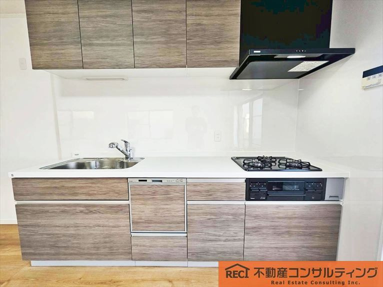 西宮市津門呉羽町　中古戸建のキッチン|近隣にはスーパー＆コンビニ多数！