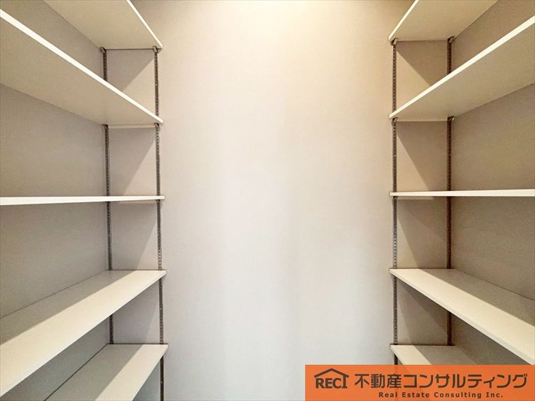 神戸市灘区神ノ木通3丁目　新築戸建　B号地の収納