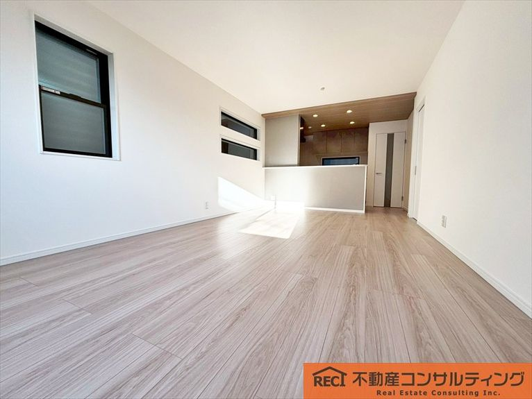 神戸市灘区神ノ木通3丁目　新築戸建　B号地の居間・リビング|3沿線が徒歩圏内の便利な立地！