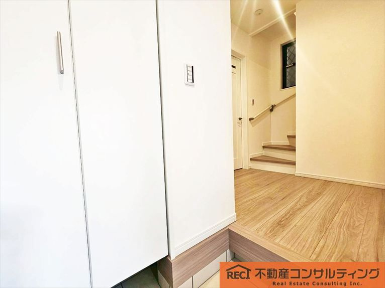 神戸市灘区神ノ木通3丁目　新築戸建　B号地の玄関