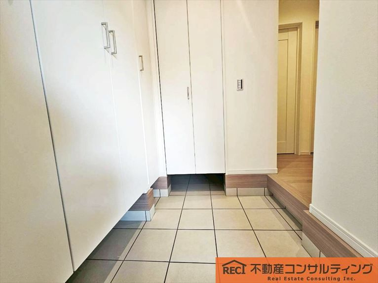 神戸市灘区神ノ木通3丁目　新築戸建　B号地の玄関