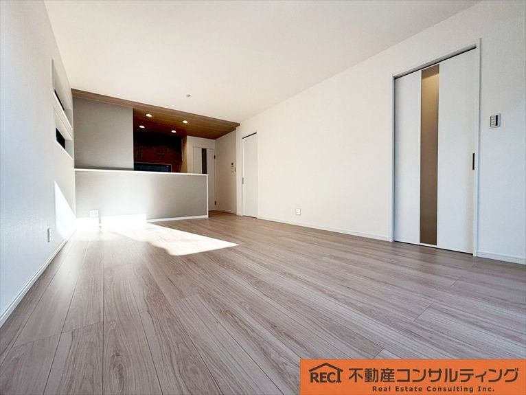 神戸市灘区神ノ木通3丁目　新築戸建　B号地の洋室|車庫には便利な収納スペース付き