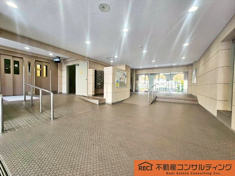 西宮グリーンマンション1号棟のエントランス