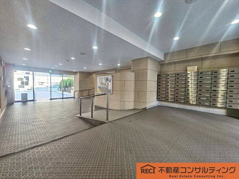 西宮グリーンマンション1号棟のエントランス