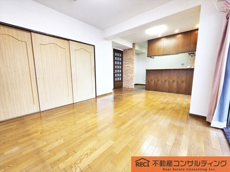 プリオーレ御影山の手C棟の居間・リビング|車庫権利有